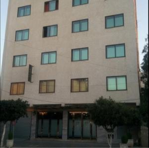 Dar el BeïdaCasablanca Hotel的一座高大的建筑,有很多窗户