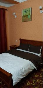 Dar el BeïdaCasablanca Hotel的一间卧室配有一张带白色床单的大床