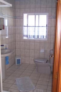 蒂哈拉费Finca Marita的一间带卫生间、水槽和窗户的浴室
