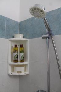 拉纳卡Montehugh的浴室设有淋浴头和灯