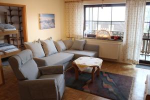 奥泊维森塔尔Ferienwohnung Korn mit Tiefgarage und Skiraum的客厅配有沙发和桌子