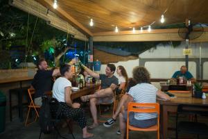 蒲甘奥斯特洛贝洛蒲甘泳池度假屋的一群人坐在餐厅酒吧里