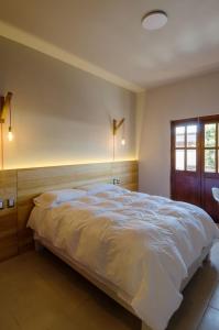 瓦哈卡市Comala Bed & Breakfast的卧室配有一张白色大床