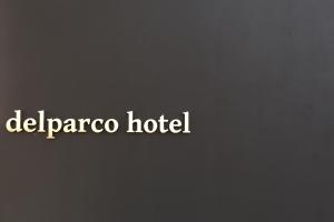 ButtrioDelparco Hotel的贴上标有la pieraza hotel的标牌