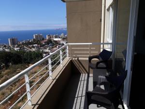 维纳德马Horizonte Infinito Viña del Mar的阳台配有两把椅子,享有海景。