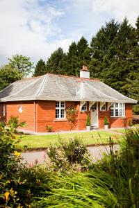 邓布兰The Gardener's Cottage的灰屋顶红砖房子