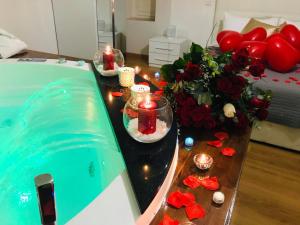 孔韦尔萨诺Suite & Relax的一张带蜡烛和鲜花的桌子和一个游泳池
