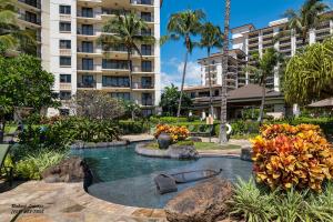 卡波雷Beach Villas at Ko Olina 5th floor Ocean View的一座位于度假村中心且拥有建筑物的游泳池