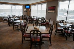 迪尔莱克鹿湖汽车旅馆的用餐室设有桌椅和窗户。