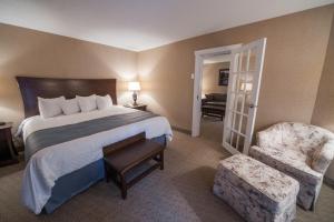 迪尔莱克鹿湖汽车旅馆的配有一张床和一把椅子的酒店客房
