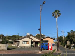 屋久岛和平民宿的棕榈树屋前的汽车