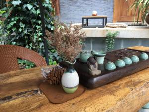 剑川县剑川沙溪游子闲庭客栈的一张木桌,上面有一大束花瓶