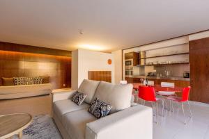 阿尔布费拉Apartments Maria - Salgados 10A0D的客厅配有沙发和桌子