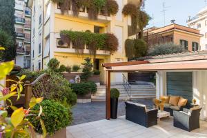 罗马帕特里兹罗马那宫酒店的一座户外庭院,里面设有家具和植物