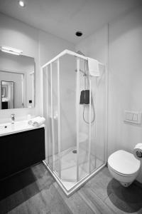 奥斯坦德巴黎人酒店的一间带玻璃淋浴和卫生间的浴室