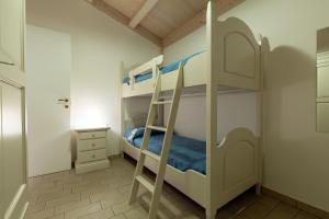 TorrenovaAgricampeggio Alessandra的双层床间 - 带两张双层床