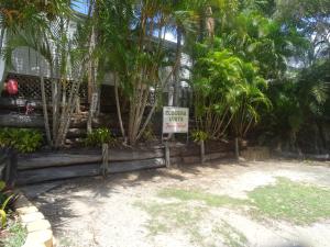 弗雷泽岛Elouera Units的棕榈树房子前面的标志