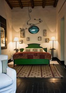GarzónHotel Garzón的一间卧室配有绿色的床和沙发