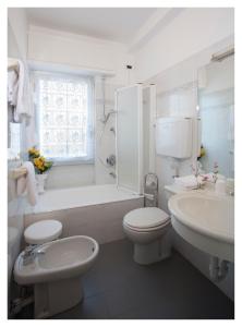 迪亚诺马里纳Casavacanze Internazionale的白色的浴室设有浴缸、卫生间和水槽。