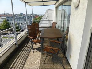 柏林舍恩贝格公寓的美景阳台配有桌椅