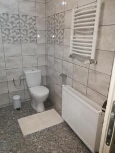 希维拉杜夫-兹德鲁伊Pokój gościnny ROYAL的浴室配有白色卫生间和散热器