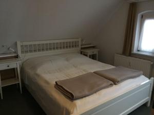 ZarrentinSchaalseeblick的卧室配有白色的床和两个枕头