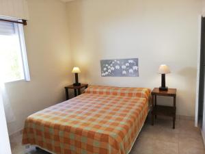 圣特雷西塔Parque Hotel的一间卧室配有一张床和两张带台灯的桌子。