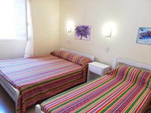 圣特雷西塔Parque Hotel的小型客房配有两张床,