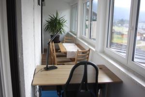 巴德哥依斯恩Ferienwohnung Haus Cerny的客房设有桌椅和窗户。