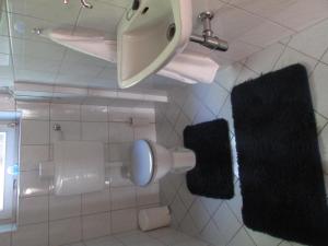 伊姆斯特Ferienhaus Tschenett的一间带卫生间和2条毛巾的浴室