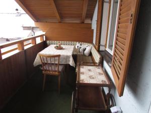 伊姆斯特Ferienhaus Tschenett的小房间设有桌椅和窗户