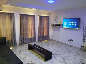 伊凯贾CG Apartments Metro的带沙发和平面电视的客厅