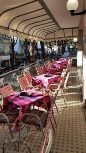 里乔内卡拉维拉酒店的庭院里一排桌椅