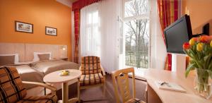 弗兰季谢克矿泉镇梅特罗普尔酒店的酒店客房设有床、桌子和窗户。