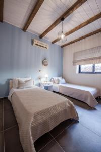 KampíonCasa di vitalo的一间卧室设有两张床和盥洗盆