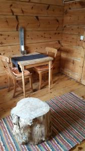 LauvstadTiny house with Fjordview!的木房,配有桌椅和树 ⁇ 