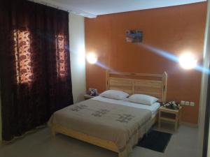 托泽尔伊尔阿瑞奇住宅酒店的一间卧室设有一张床和红色的墙壁