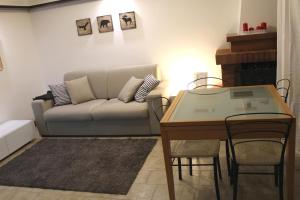 福尔加里亚Trentino Apartments - Casa Corn的客厅配有沙发和桌子