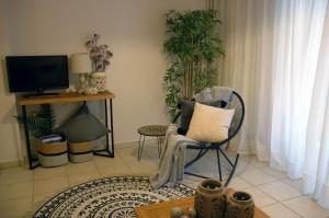 雅典Acropolis, Urban Lifestyle apartment的客厅配有椅子和电视
