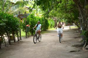 在Isla Grande Eco-Hostal内部或周边骑自行车
