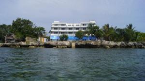 邦劳Panglao Sea Resort - Tangnan的水体岸边的建筑物