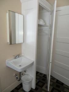 旧金山北海滩酒店的一间带水槽和镜子的浴室以及一个衣柜