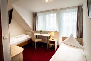 科隆多姆布里克·伽尼酒店的配有一张床、一张桌子和一张桌子的酒店客房