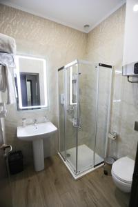 敖德萨Hotel Donald的带淋浴、盥洗盆和卫生间的浴室