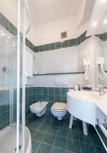 利多迪耶索罗棕榈滩酒店的浴室配有2个盥洗盆、卫生间和淋浴。