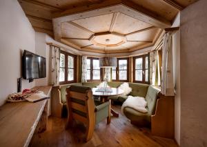 希洛谢克Auenhütte的客厅配有沙发和桌子