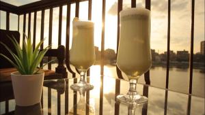 开罗阿拉伯酒店的阳台上的桌子上放两杯香槟