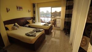 开罗阿拉伯酒店的酒店客房设有两张床和一个阳台。