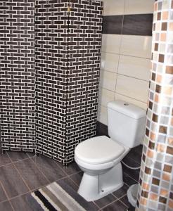 圣马太奥斯GIANNOYLAS HOYSE{PIGADI]的一间带卫生间和砖墙的浴室