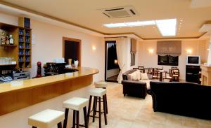 卡拉内拉帕里利亚一室公寓酒店 的客厅设有酒吧、沙发和椅子
